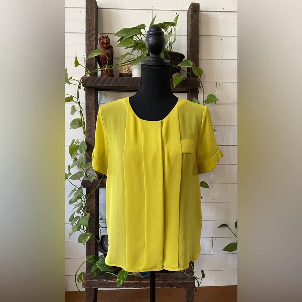 W118 by Walter Baker: Yellow Pleated Relaxed Blouse with Cuff Sleeves - Picture 3 of 17